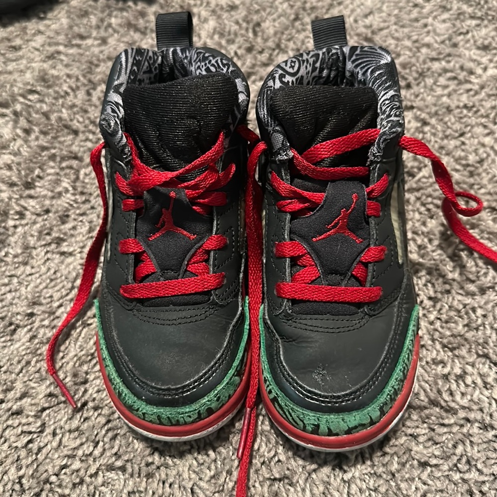 Black Jordan’s size 9